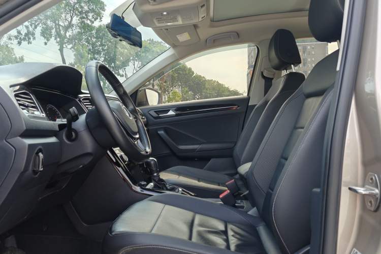 Used Volkswagen T-ROC 2018 280TSI DSG Two-Wheel-Drive Comfort Version China V Standard Interior 4