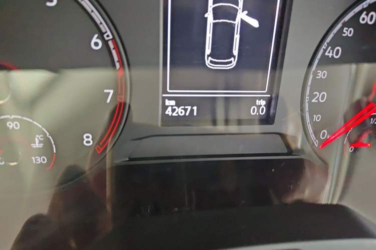 Used Volkswagen T-ROC 2018 280TSI DSG Two-Wheel-Drive Comfort Version China V Standard Odometer Close Up