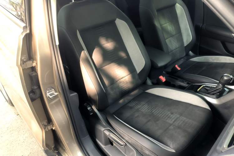 Used Volkswagen T-ROC 2018 230TSI DSG Two-Wheel Drive Advanced Version China V Standard Right Front Seat