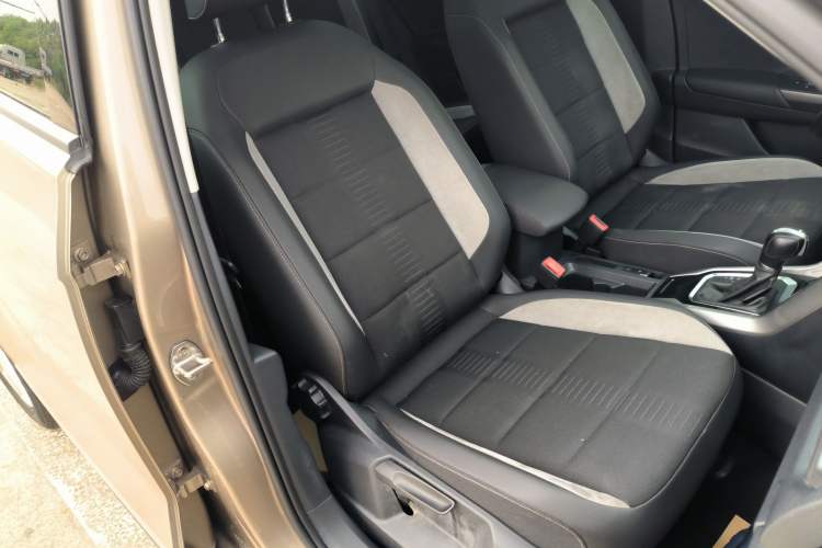 Used Volkswagen T-ROC 2018 230TSI DSG Two-Wheel Drive Advanced Version China V Standard Right Front Seat