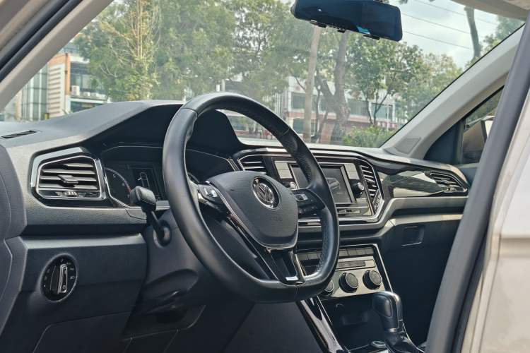 Used Volkswagen T-ROC 2018 280TSI DSG Two-Wheel-Drive Comfort Version China V Standard Steering Wheel