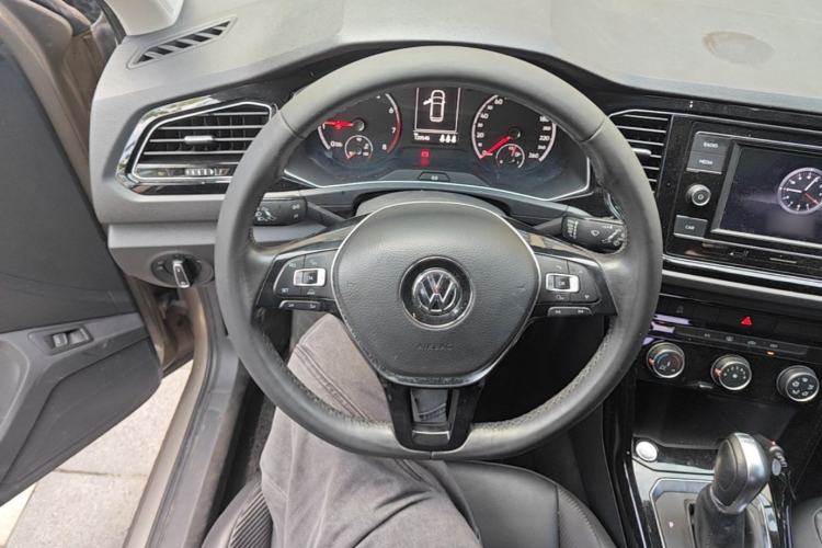 Used Volkswagen T-ROC 2018 280TSI DSG Two-Wheel-Drive Comfort Version China V Standard Steering Wheel