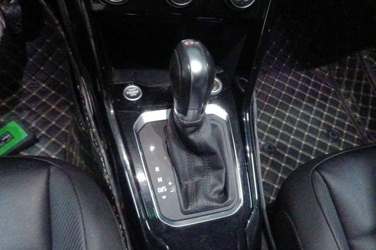Used Volkswagen T-ROC 2018 280TSI DSG Two-Wheel-Drive Comfort Version China V Standard Gear Lever