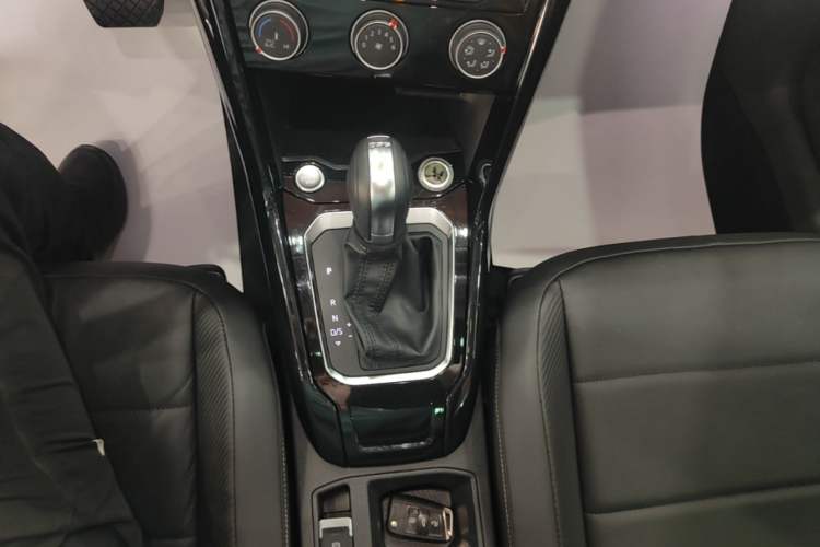 Used Volkswagen T-ROC 2018 280TSI DSG Two-Wheel-Drive Comfort Version China V Standard Gear Lever