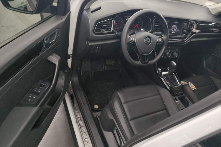 Used Volkswagen T-ROC 2018 280TSI DSG Two-Wheel-Drive Comfort Version China V Standard Interior 3