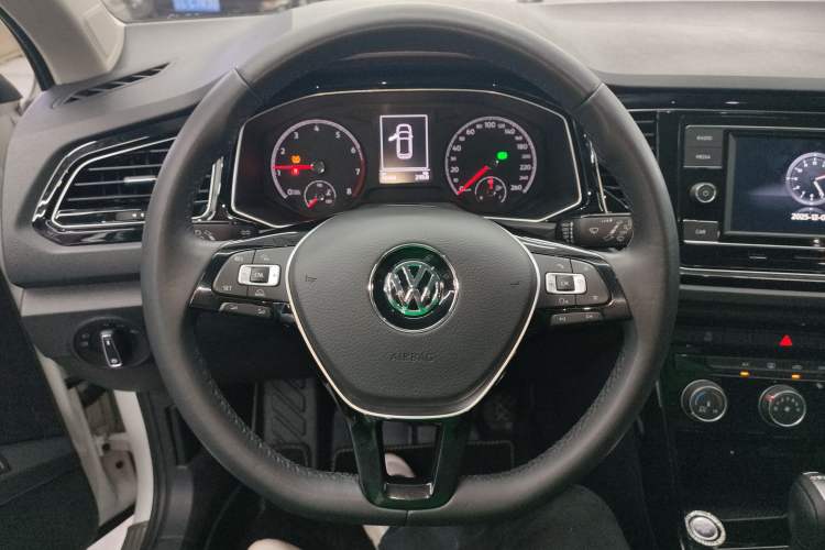 Used Volkswagen T-ROC 2018 280TSI DSG Two-Wheel-Drive Comfort Version China V Standard Steering Wheel