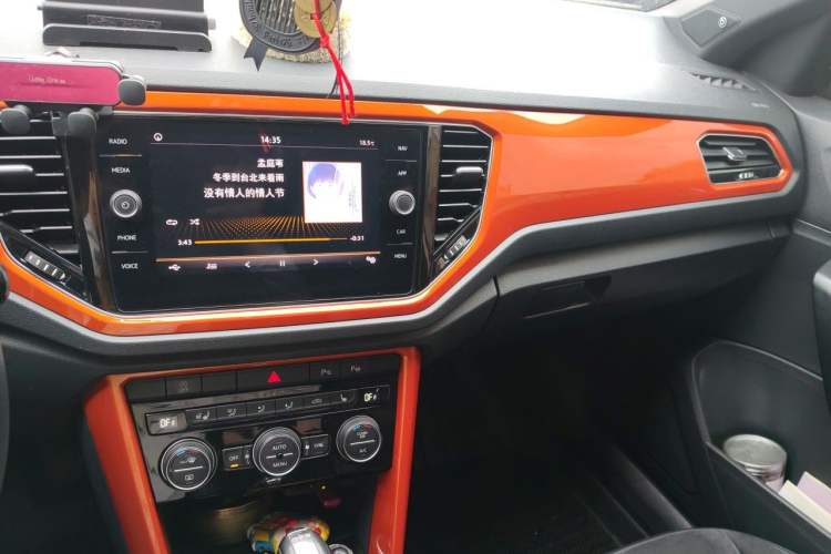 Used Volkswagen T-ROC 2018 280TSI DSG Two-Wheel-Drive Luxury Version China V Emission Standard Audio And AC Panel