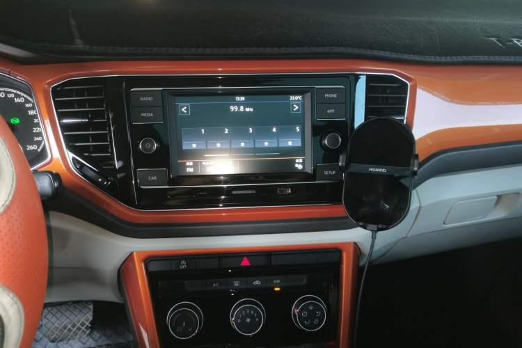 Used Volkswagen T-ROC 2018 280TSI DSG Two-Wheel-Drive Comfort Version China V Standard Audio And AC Panel