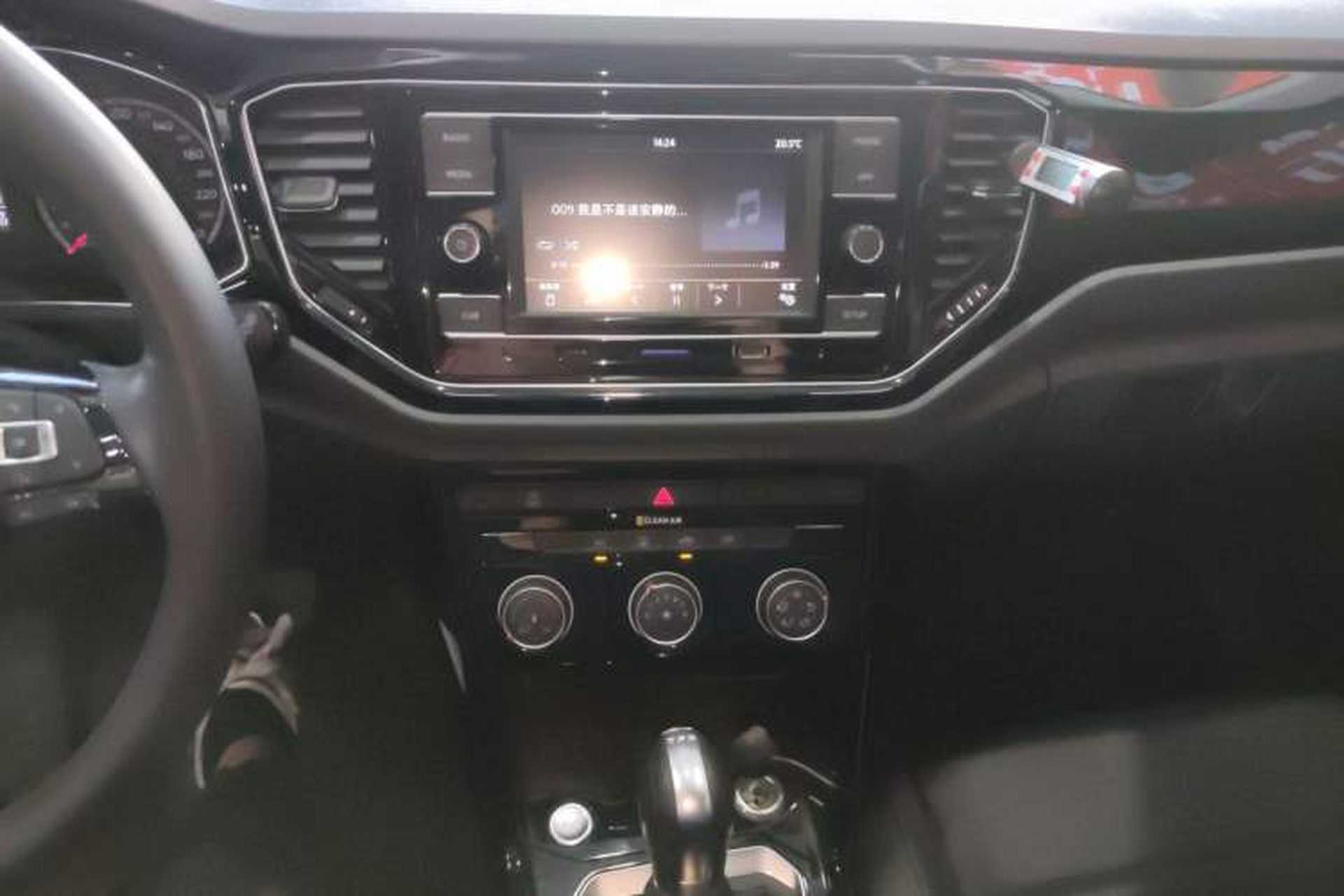 Used Volkswagen T-ROC 2018 280TSI DSG Two-Wheel-Drive Comfort Version China V Standard Audio And AC Panel