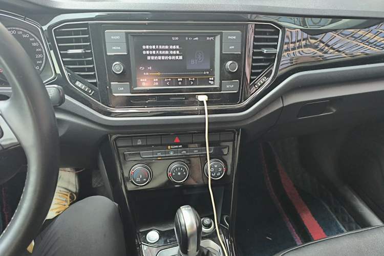 Used Volkswagen T-ROC 2018 280TSI DSG Two-Wheel-Drive Comfort Version China V Standard Audio And AC Panel