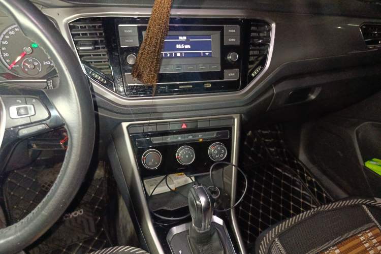 Used Volkswagen T-ROC 2018 230TSI DSG Two-Wheel Drive Advanced Version China VI Standard Audio And AC Panel