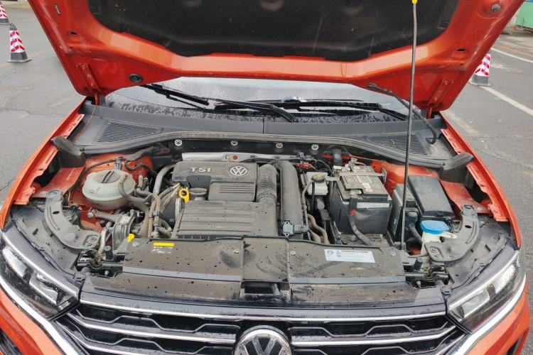 Used Volkswagen T-ROC 2018 280TSI DSG Two-Wheel-Drive Luxury Version China V Emission Standard Engine Bay