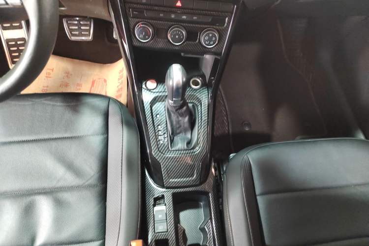 Used Volkswagen T-ROC 2018 280TSI DSG Two-Wheel-Drive Comfort Version China V Standard Gear Lever