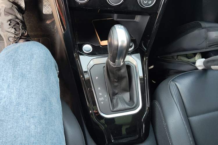 Used Volkswagen T-ROC 2018 280TSI DSG Two-Wheel-Drive Comfort Version China V Standard Gear Lever