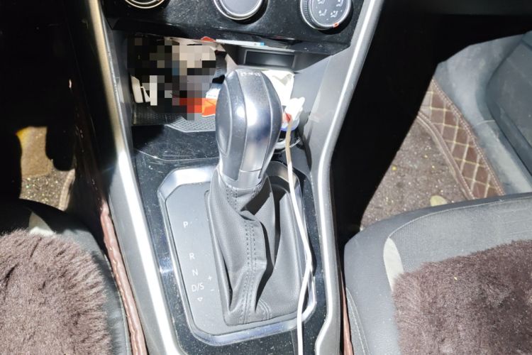 Used Volkswagen T-ROC 2018 230TSI DSG Two-Wheel Drive Advanced Version China V Standard Gear Lever