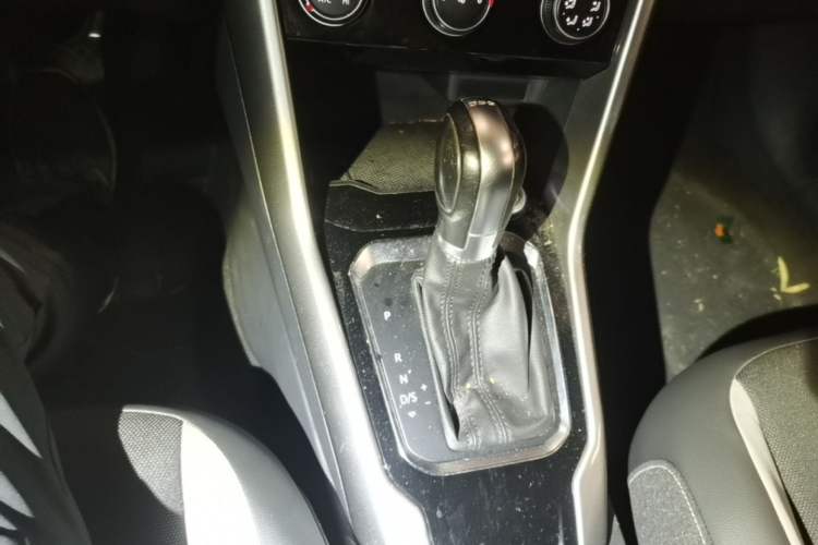Used Volkswagen T-ROC 2018 280TSI DSG Two-Wheel Drive Advanced Version China V Emission Standard Gear Lever