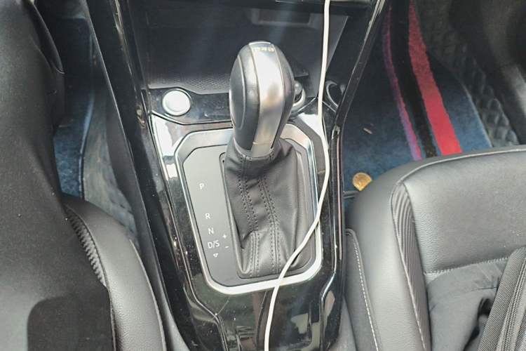 Used Volkswagen T-ROC 2018 280TSI DSG Two-Wheel-Drive Comfort Version China V Standard Gear Lever
