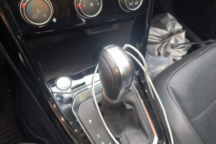 Used Volkswagen T-ROC 2018 280TSI DSG Two-Wheel-Drive Comfort Version China V Standard Gear Lever