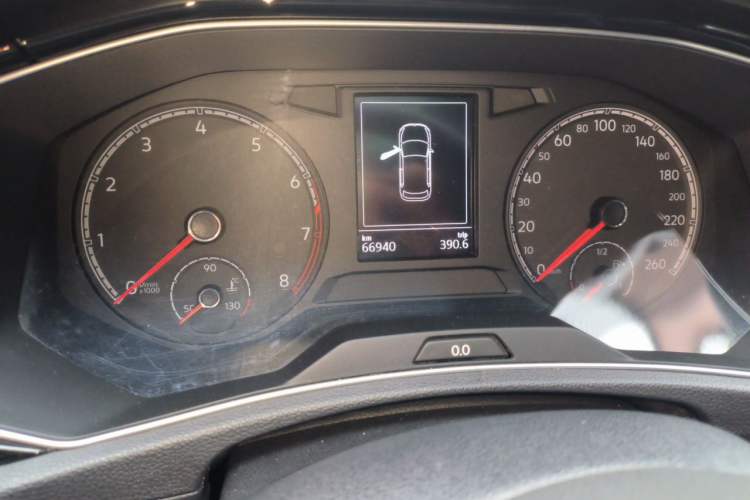Used Volkswagen T-ROC 2018 280TSI DSG Two-Wheel-Drive Comfort Version China V Standard Odometer Close Up
