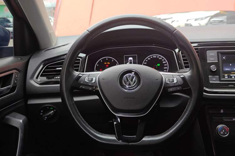 Used Volkswagen T-ROC 2018 280TSI DSG Two-Wheel-Drive Comfort Version China V Standard Steering Wheel