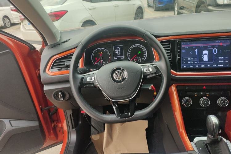 Used Volkswagen T-ROC 2018 280TSI DSG Two-Wheel Drive Advanced Version China V Emission Standard Steering Wheel