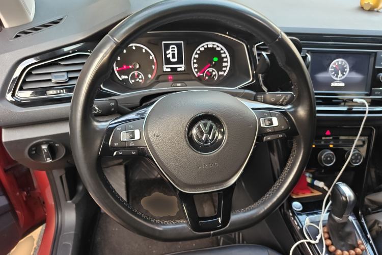 Used Volkswagen T-ROC 2018 280TSI DSG Two-Wheel Drive Comfort Version China VI Standard Steering Wheel
