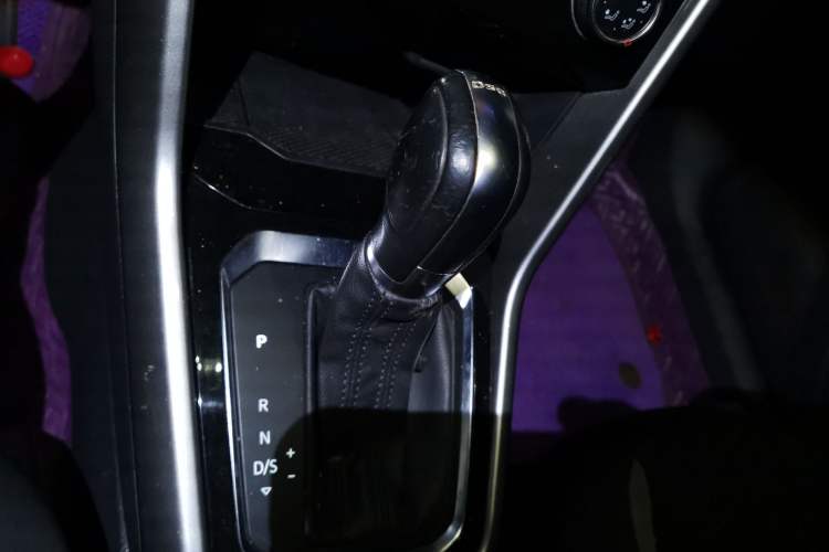 Used Volkswagen T-ROC 2018 230TSI DSG Two-Wheel Drive Advanced Version China V Standard Gear Lever