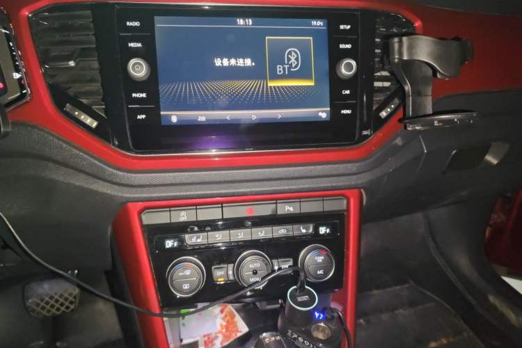 Used Volkswagen T-ROC 2018 280TSI DSG Two-Wheel-Drive Luxury Version China V Emission Standard Audio And AC Panel