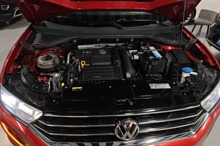 Used Volkswagen T-ROC 2018 230TSI DSG Two-Wheel Drive Advanced Version China V Standard Engine Bay