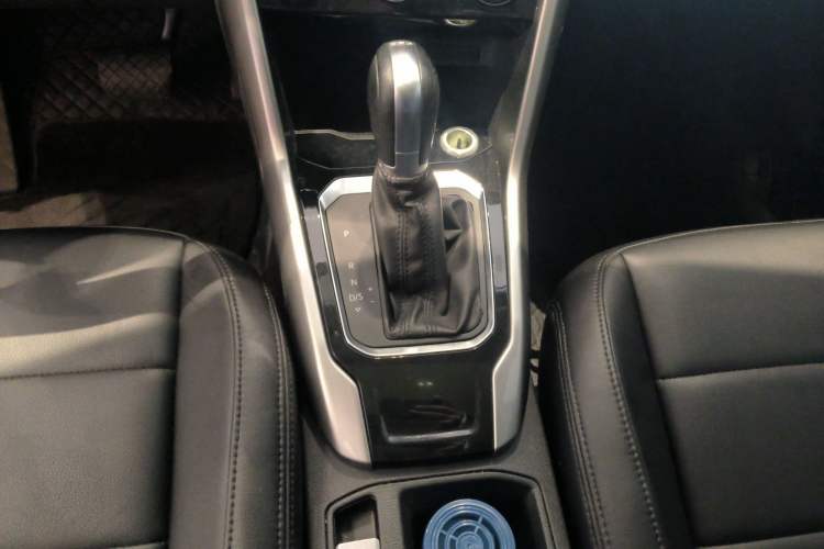 Used Volkswagen T-ROC 2018 230TSI DSG Two-Wheel Drive Advanced Version China V Standard Gear Lever