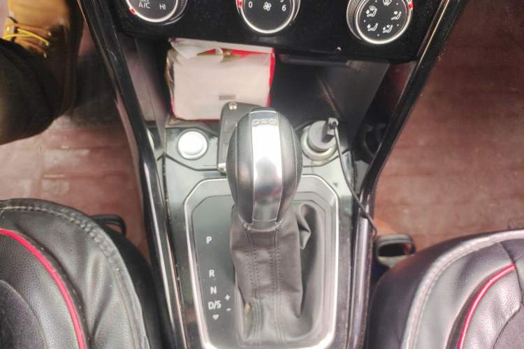 Used Volkswagen T-ROC 2018 280TSI DSG Two-Wheel-Drive Comfort Version China V Standard Gear Lever