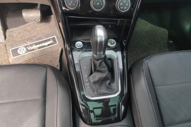 Used Volkswagen T-ROC 2018 280TSI DSG Two-Wheel-Drive Comfort Version China V Standard Gear Lever