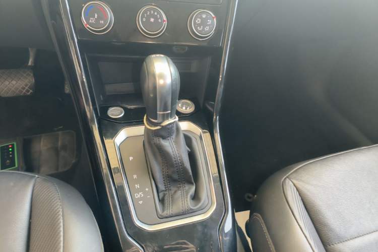Used Volkswagen T-ROC 2018 280TSI DSG Two-Wheel-Drive Comfort Version China V Standard Gear Lever