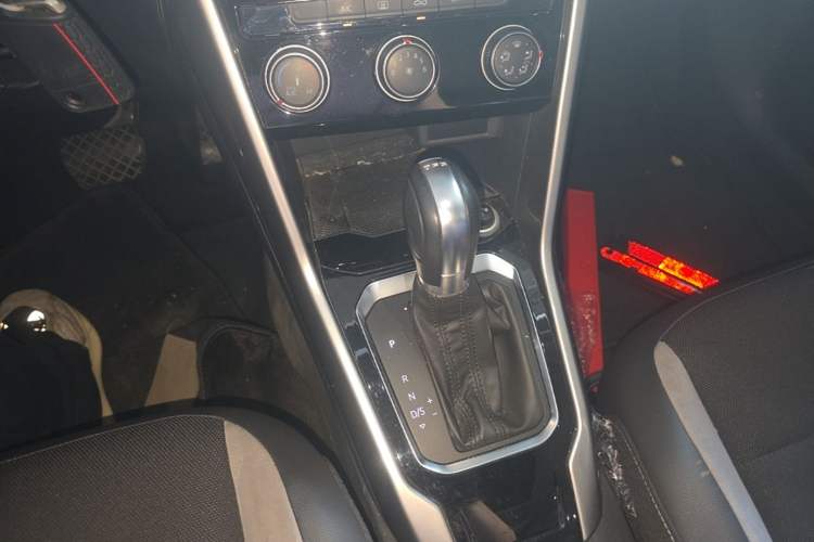 Used Volkswagen T-ROC 2018 280TSI DSG Two-Wheel Drive Advanced Version China V Emission Standard Gear Lever