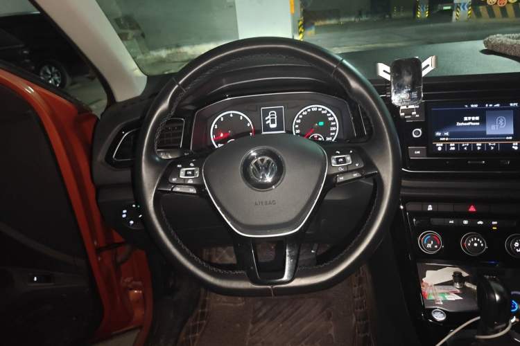 Used Volkswagen T-ROC 2018 280TSI DSG Two-Wheel-Drive Comfort Version China V Standard Steering Wheel