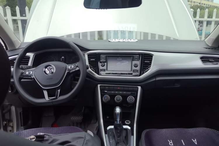 Used Volkswagen T-ROC 2018 230TSI DSG Two-Wheel Drive Advanced Version China V Standard Center Console