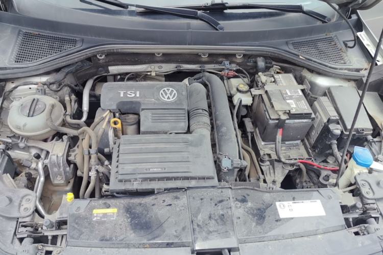 Used Volkswagen T-ROC 2018 230TSI DSG Two-Wheel Drive Advanced Version China V Standard Engine Bay