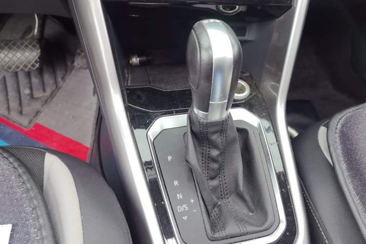 Used Volkswagen T-ROC 2018 230TSI DSG Two-Wheel Drive Advanced Version China V Standard Gear Lever