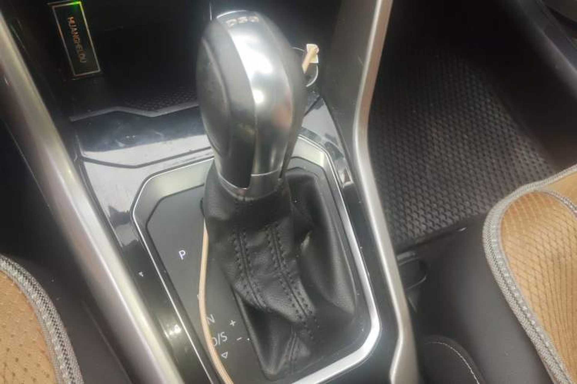 Used Volkswagen T-ROC 2018 230TSI DSG Two-Wheel Drive Advanced Version China V Standard Gear Lever
