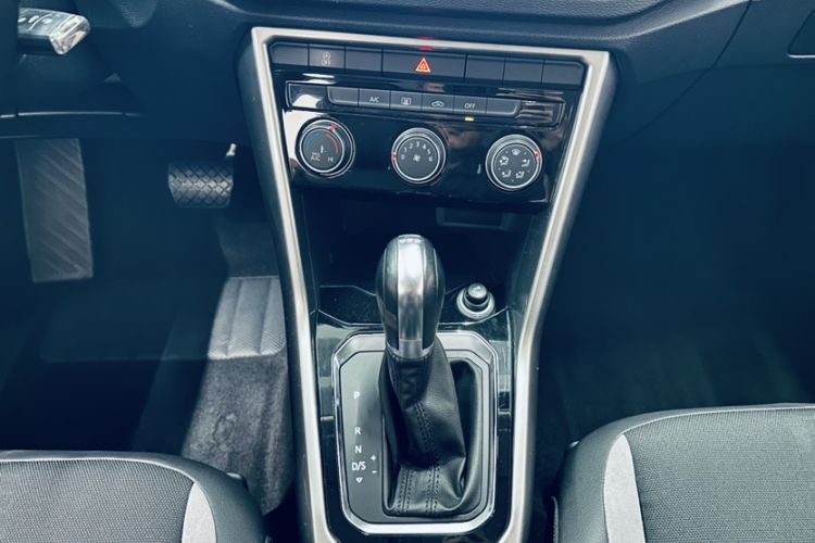 Used Volkswagen T-ROC 2018 230TSI DSG Two-Wheel Drive Advanced Version China V Standard Gear Lever