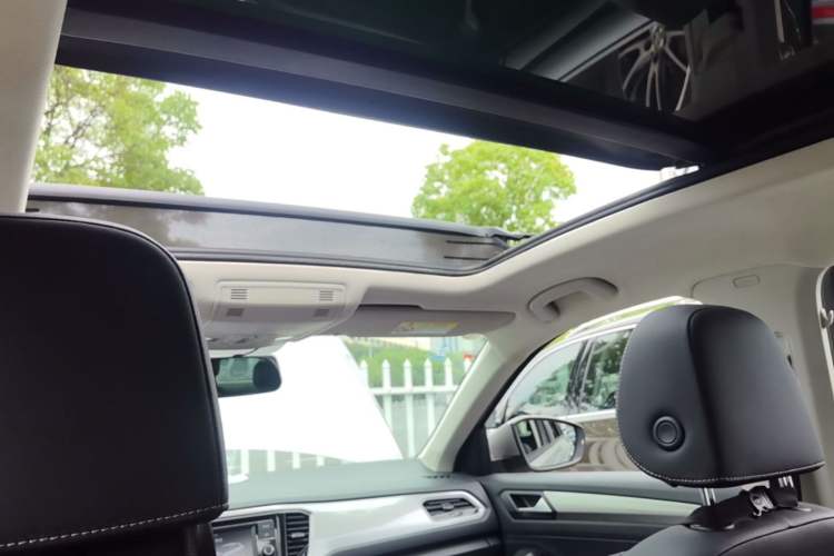 Used Volkswagen T-ROC 2018 230TSI DSG Two-Wheel Drive Advanced Version China V Standard Headliner