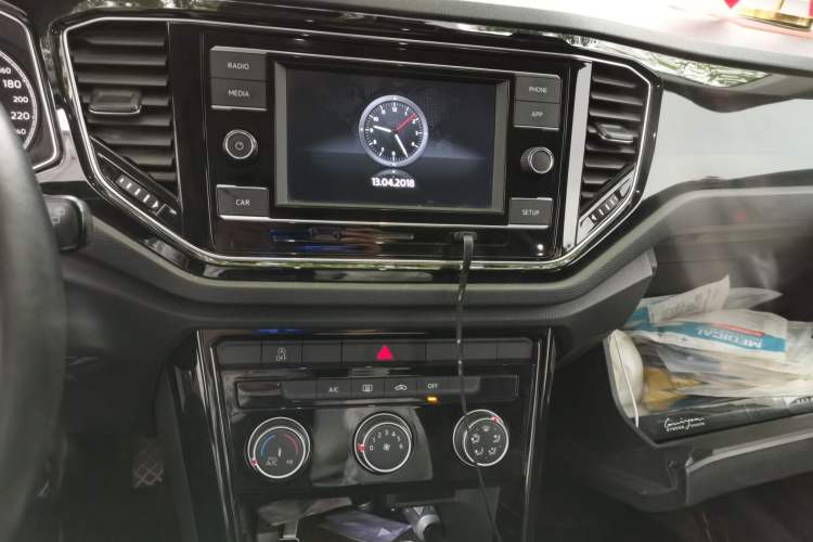 Used Volkswagen T-ROC 2018 280TSI DSG Two-Wheel-Drive Comfort Version China V Standard Audio And AC Panel