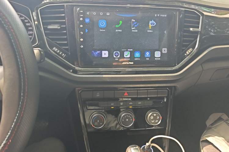 Used Volkswagen T-ROC 2018 280TSI DSG Two-Wheel-Drive Comfort Version China V Standard Audio And AC Panel