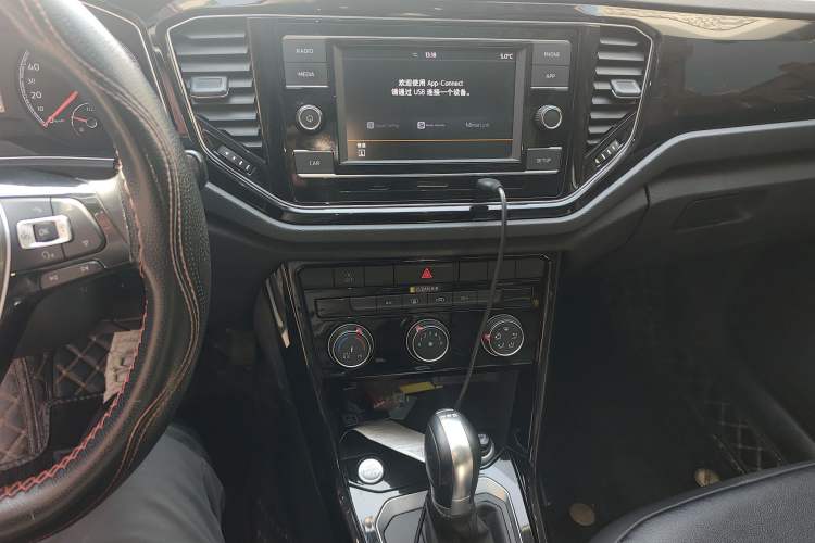 Used Volkswagen T-ROC 2018 280TSI DSG Two-Wheel-Drive Comfort Version China V Standard Audio And AC Panel