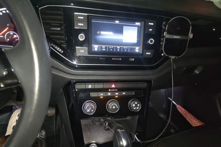 Used Volkswagen T-ROC 2018 280TSI DSG Two-Wheel-Drive Comfort Version China V Standard Audio And AC Panel