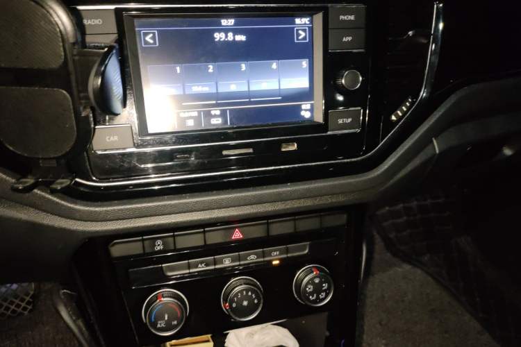 Used Volkswagen T-ROC 2018 280TSI DSG Two-Wheel-Drive Comfort Version China V Standard Audio And AC Panel