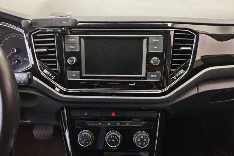 Used Volkswagen T-ROC 2018 280TSI DSG Two-Wheel-Drive Comfort Version China V Standard Audio And AC Panel