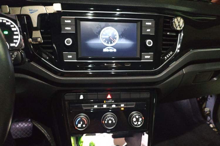 Used Volkswagen T-ROC 2018 280TSI DSG Two-Wheel-Drive Comfort Version China V Standard Audio And AC Panel