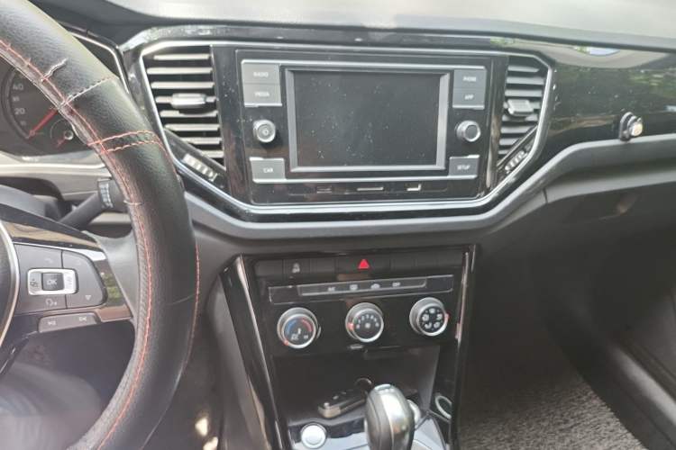 Used Volkswagen T-ROC 2018 280TSI DSG Two-Wheel-Drive Comfort Version China V Standard Audio And AC Panel
