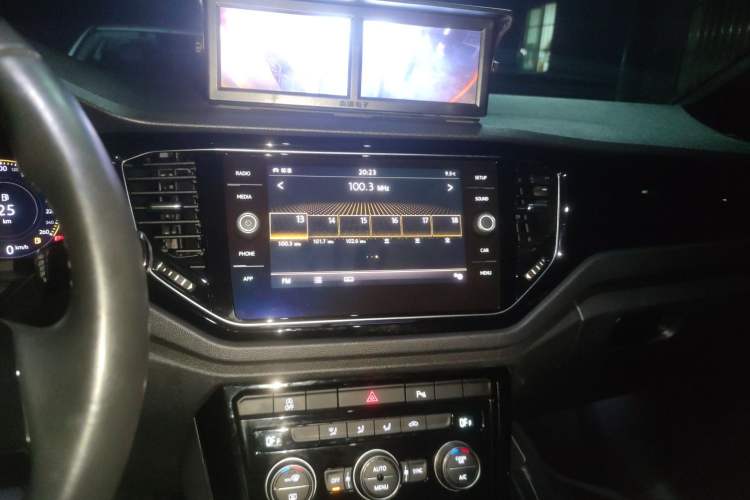 Used Volkswagen T-ROC 2018 280TSI DSG Four-Wheel Drive Luxury Version China V Emission Standard Audio And AC Panel